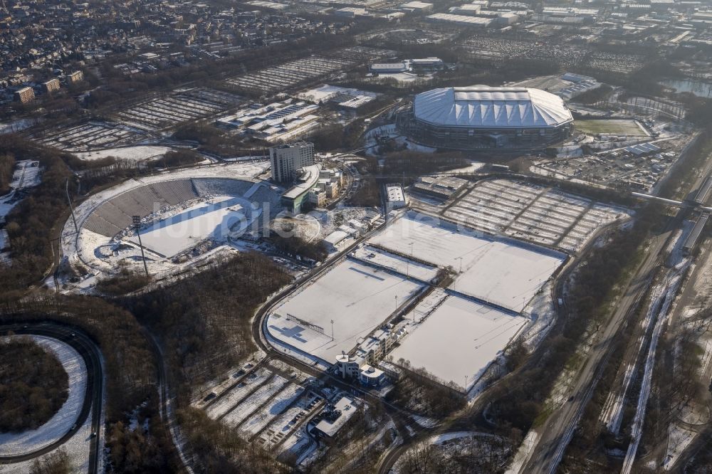 Luftbild Gelsenkirchen - Schneebedecktes Parkstadion und winterliche Veltins-Arena in Gelsenkirchen im Bundesland Nordrhein-Westfalen