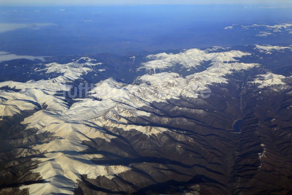 Tarcu aus der Vogelperspektive: Schneebedecktes Tarcu Gebirge in den Karpaten in Rumänien