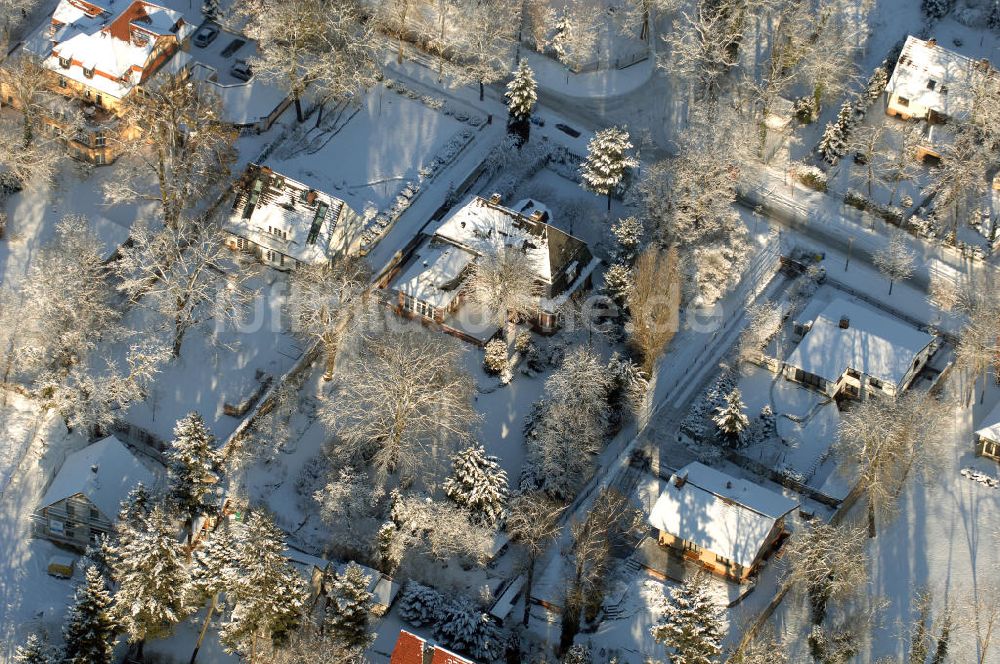 POTSDAM aus der Vogelperspektive: schneebedecktes Villen-Wohngebiet in Potsdam - Babelsberg