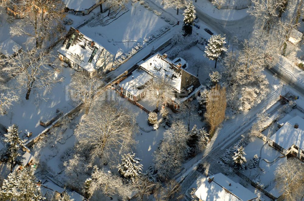 Luftbild POTSDAM - schneebedecktes Villen-Wohngebiet in Potsdam - Babelsberg