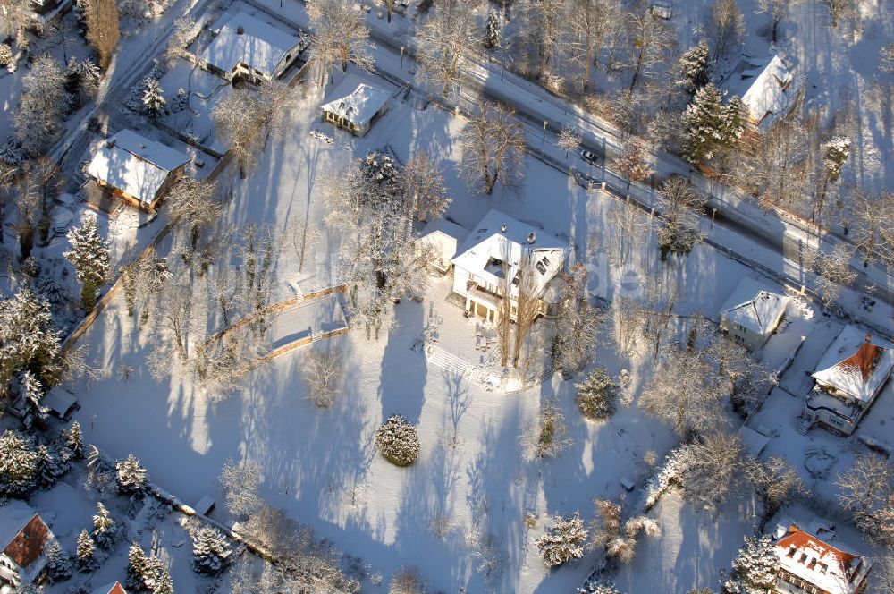 Luftaufnahme POTSDAM - schneebedecktes Villen-Wohngebiet in Potsdam - Babelsberg