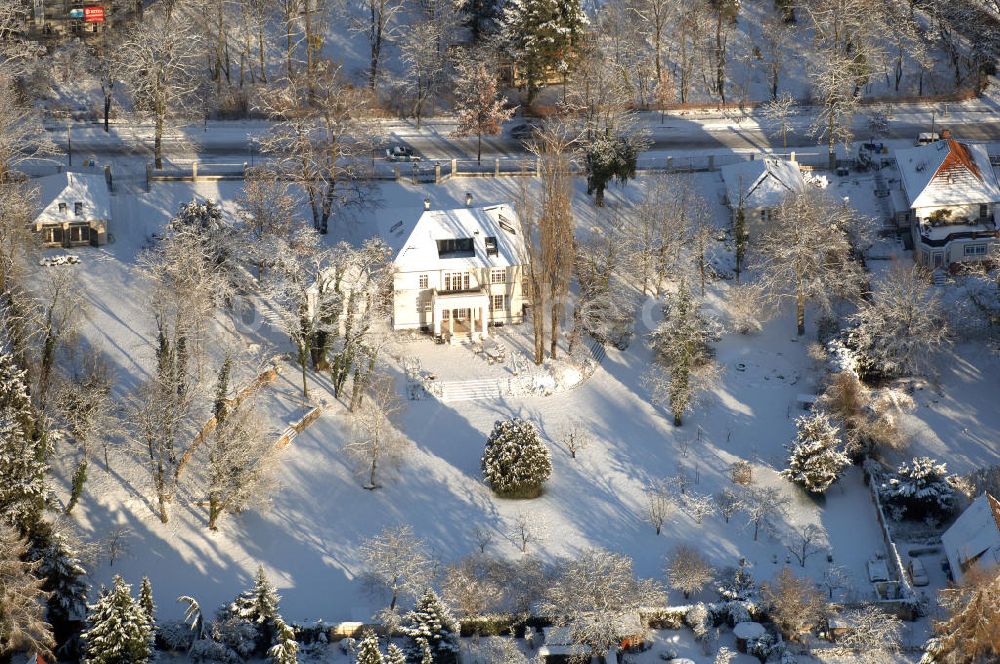 POTSDAM von oben - schneebedecktes Villen-Wohngebiet in Potsdam - Babelsberg