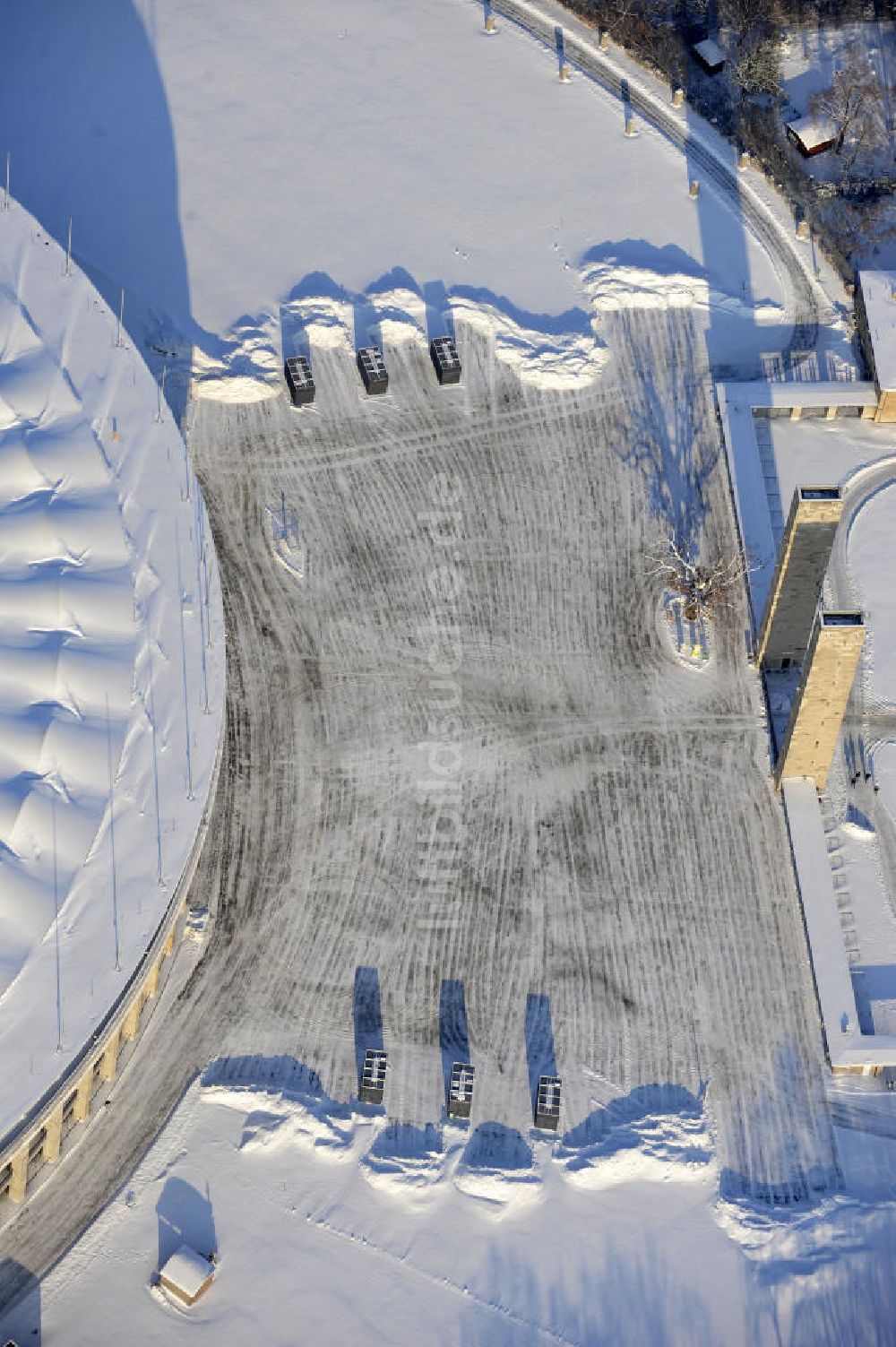 Luftaufnahme Berlin - Schneeräumarbeiten am Olympiastadion in Berlin-Charlottenburg