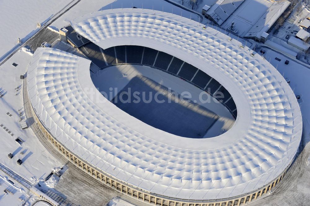 Berlin von oben - Schneeräumarbeiten am Olympiastadion in Berlin-Charlottenburg