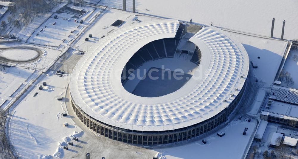 Berlin aus der Vogelperspektive: Schneeräumarbeiten am Olympiastadion in Berlin-Charlottenburg