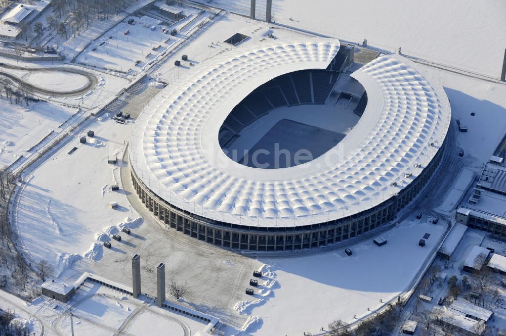 Luftbild Berlin - Schneeräumarbeiten am Olympiastadion in Berlin-Charlottenburg