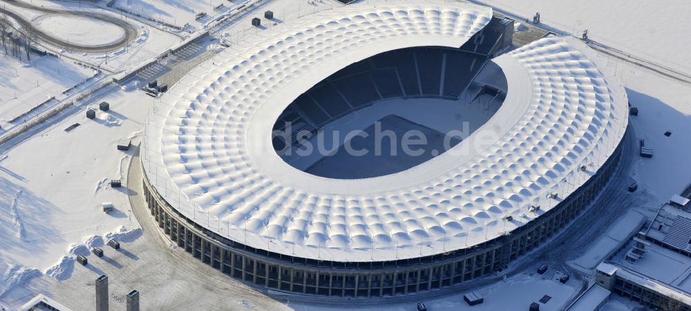 Luftaufnahme Berlin - Schneeräumarbeiten am Olympiastadion in Berlin-Charlottenburg