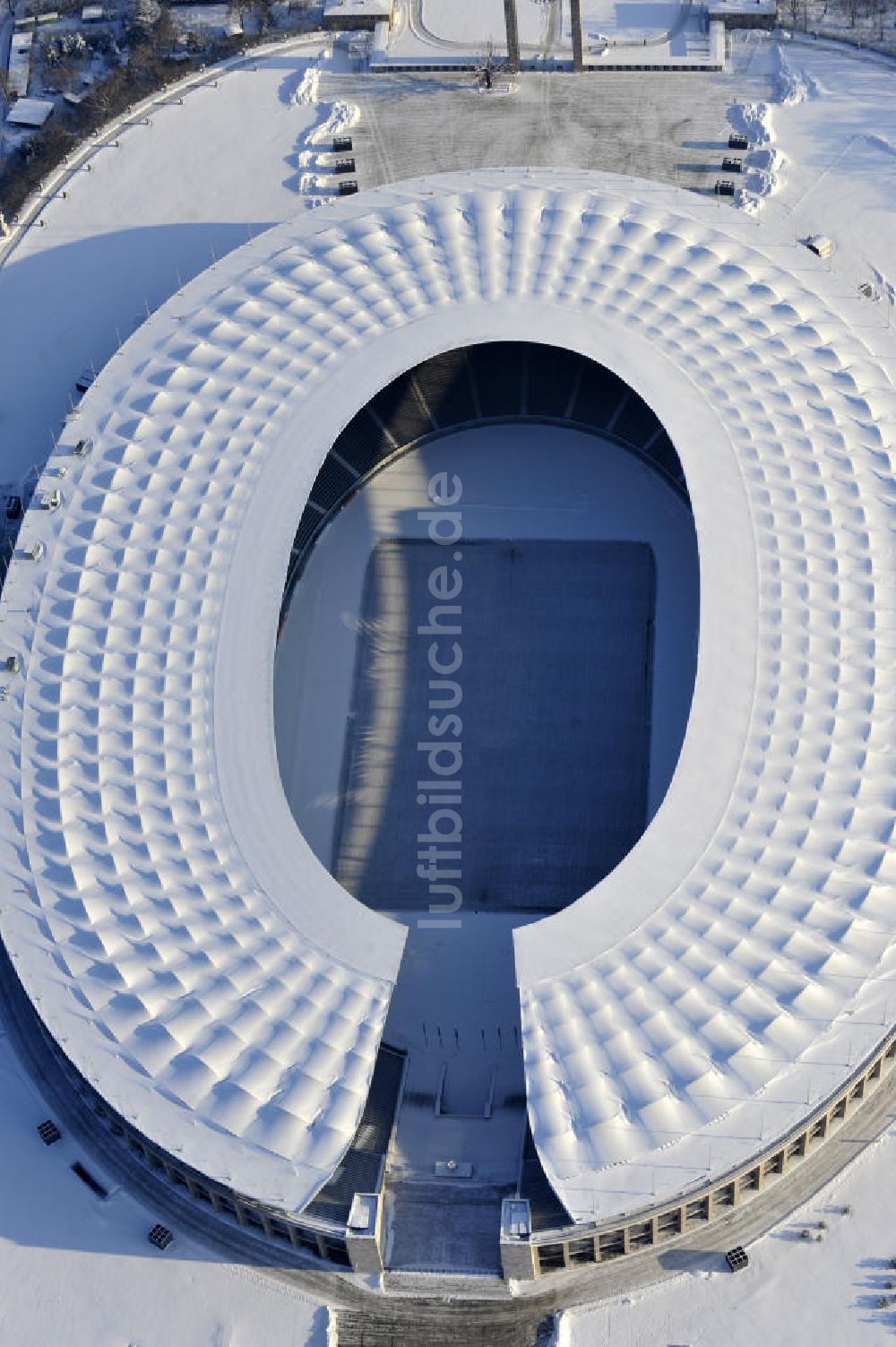 Berlin von oben - Schneeräumarbeiten am Olympiastadion in Berlin-Charlottenburg