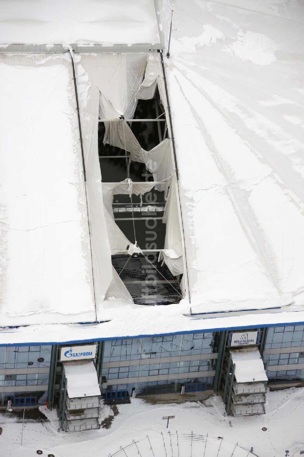 Luftbild GELSENKIRCHEN - Schneeschäden am Dach der Schalke - Arena in Gelsenkirchen