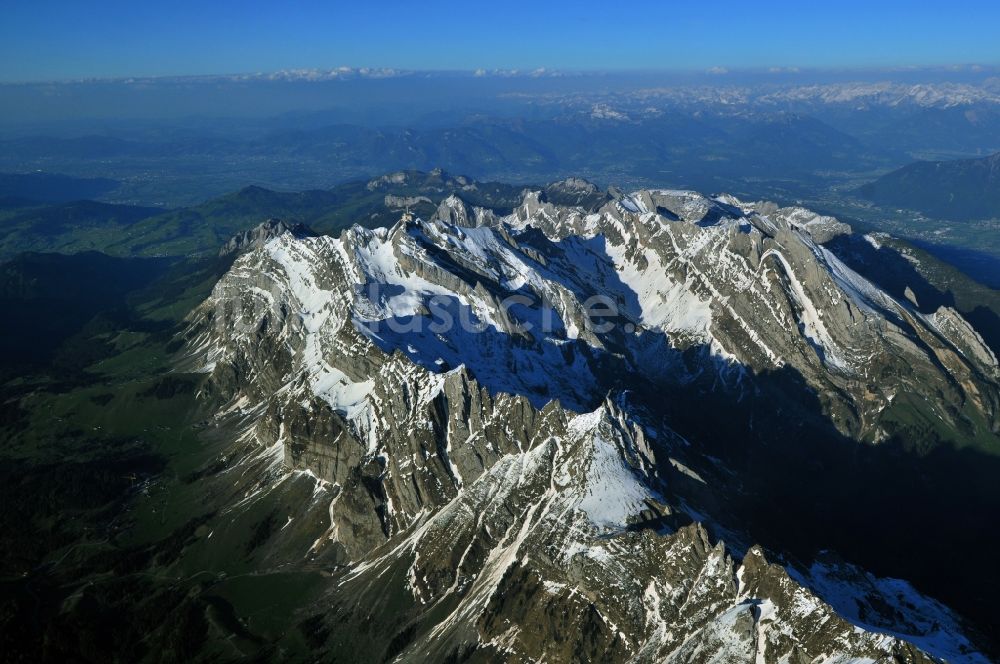 Luftbild Säntis - Schneeverhüllte Gebirgsmassiv- Spitze des Säntis - Berges in den Appenzeller Alpen in der Schweiz