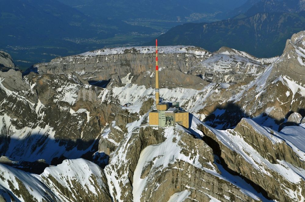 Luftaufnahme Säntis - Schneeverhüllte Gebirgsmassiv- Spitze des Säntis - Berges in den Appenzeller Alpen in der Schweiz