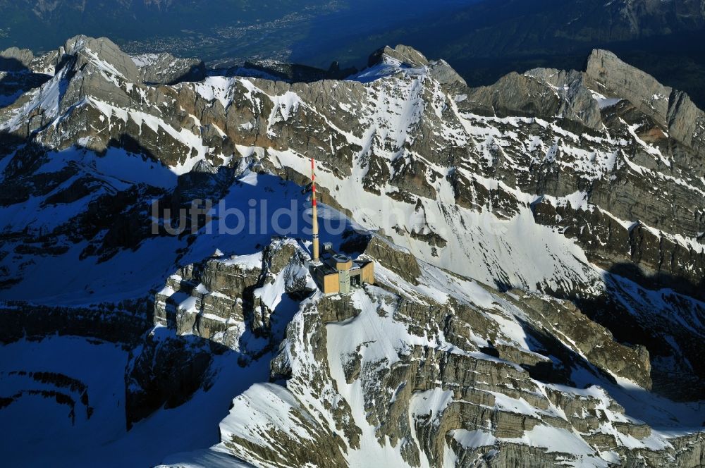 Säntis aus der Vogelperspektive: Schneeverhüllte Gebirgsmassiv- Spitze des Säntis - Berges in den Appenzeller Alpen in der Schweiz