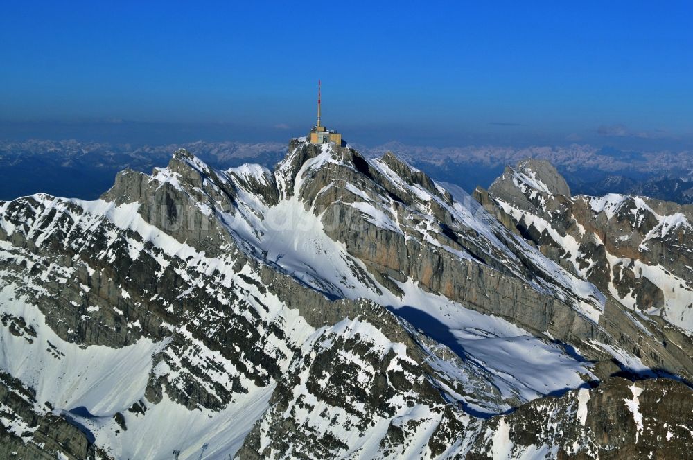 Luftaufnahme Säntis - Schneeverhüllte Gebirgsmassiv- Spitze des Säntis - Berges in den Appenzeller Alpen in der Schweiz