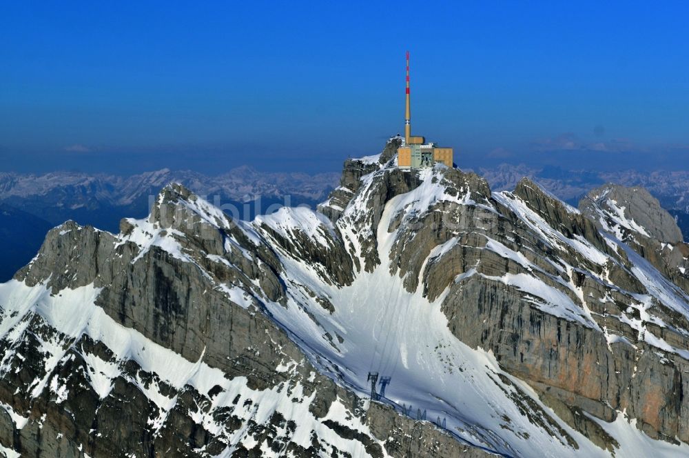 Säntis von oben - Schneeverhüllte Gebirgsmassiv- Spitze des Säntis - Berges in den Appenzeller Alpen in der Schweiz