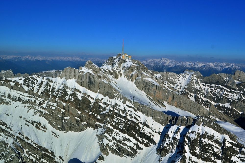 Säntis aus der Vogelperspektive: Schneeverhüllte Gebirgsmassiv- Spitze des Säntis - Berges in den Appenzeller Alpen in der Schweiz