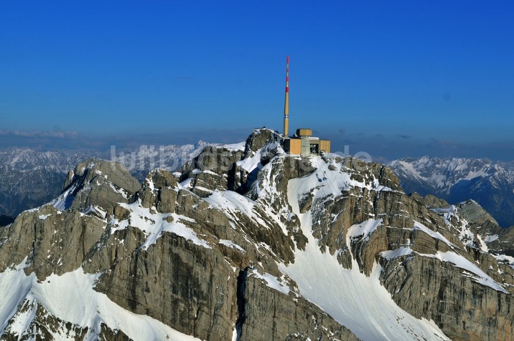 Luftbild Säntis - Schneeverhüllte Gebirgsmassiv- Spitze des Säntis - Berges in den Appenzeller Alpen in der Schweiz