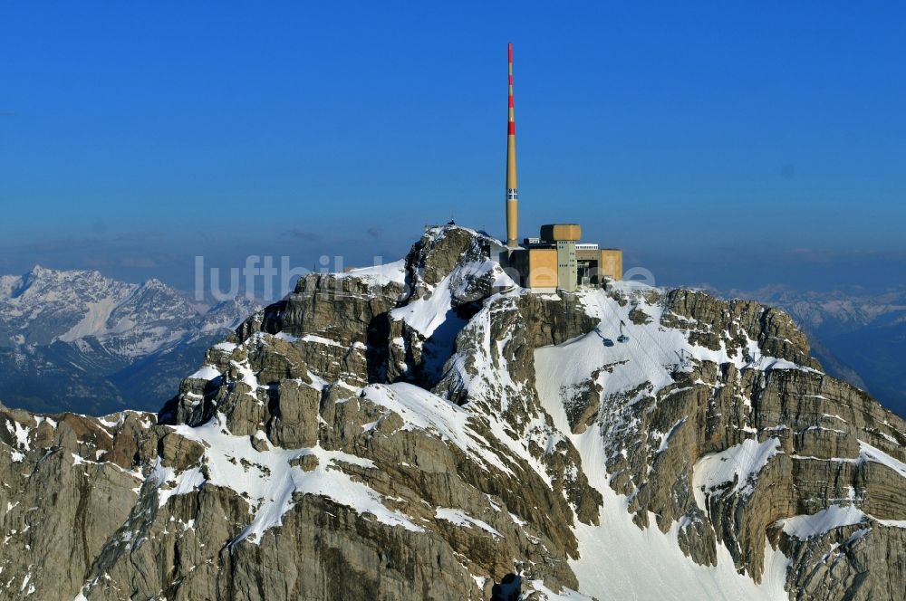 Luftaufnahme Säntis - Schneeverhüllte Gebirgsmassiv- Spitze des Säntis - Berges in den Appenzeller Alpen in der Schweiz