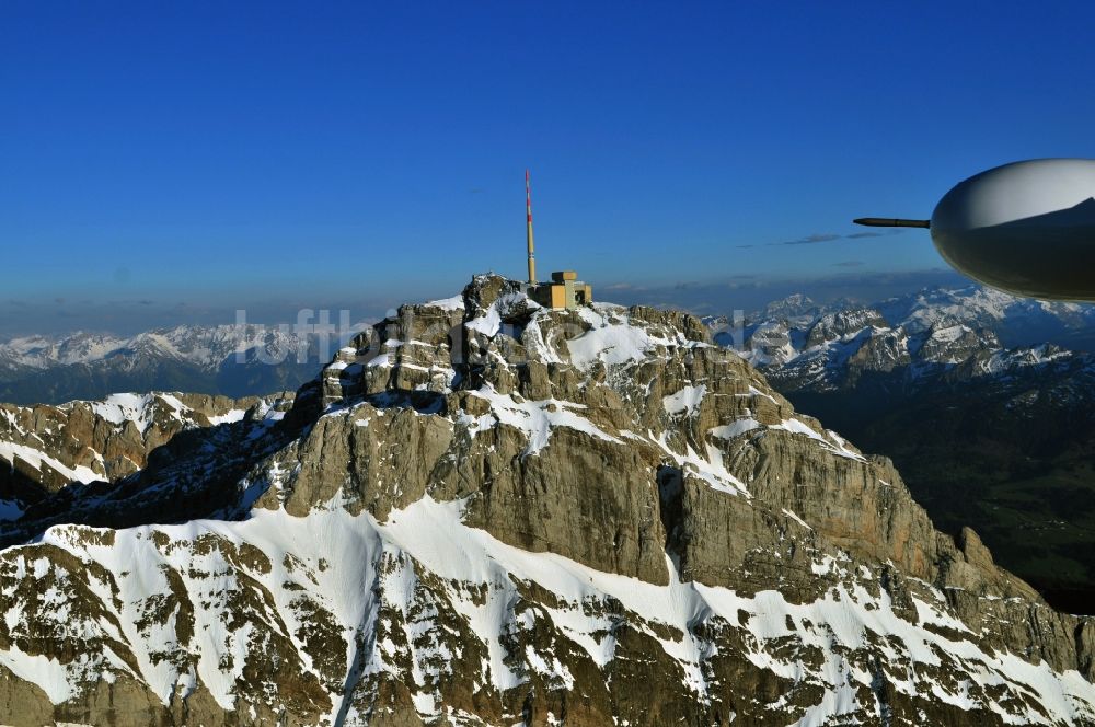 Säntis von oben - Schneeverhüllte Gebirgsmassiv- Spitze des Säntis - Berges in den Appenzeller Alpen in der Schweiz