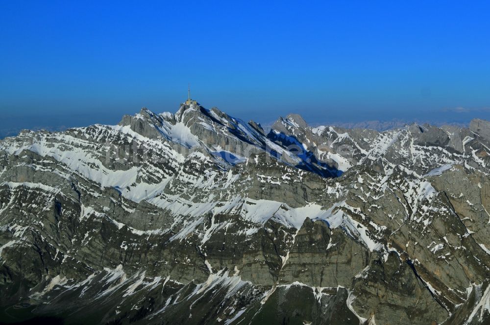 Luftbild Säntis - Schneeverhüllte Gebirgsmassiv- Spitze des Säntis - Berges in den Appenzeller Alpen in der Schweiz