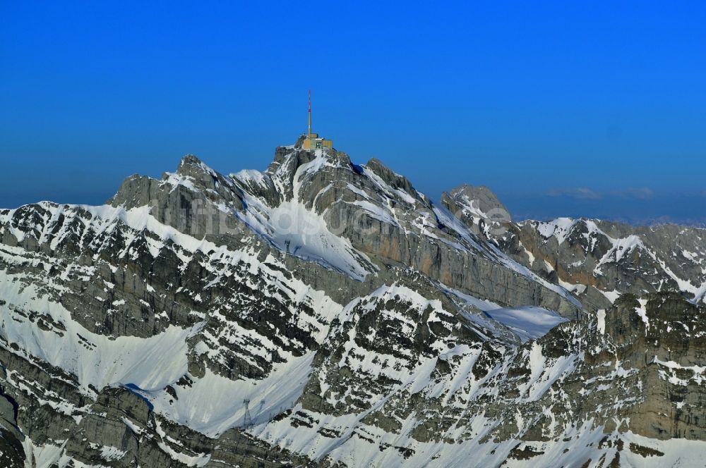 Luftaufnahme Säntis - Schneeverhüllte Gebirgsmassiv- Spitze des Säntis - Berges in den Appenzeller Alpen in der Schweiz