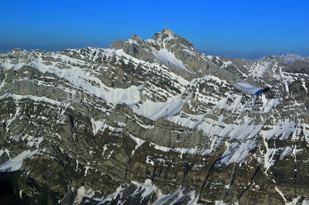 Säntis von oben - Schneeverhüllte Gebirgsmassiv- Spitze des Säntis - Berges in den Appenzeller Alpen in der Schweiz