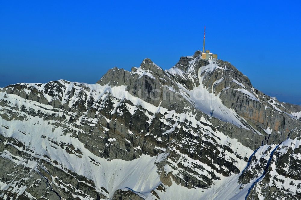 Luftbild Säntis - Schneeverhüllte Gebirgsmassiv- Spitze des Säntis - Berges in den Appenzeller Alpen in der Schweiz