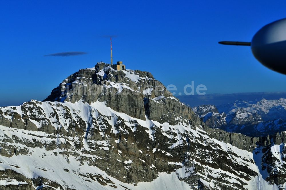 Luftaufnahme Säntis - Schneeverhüllte Gebirgsmassiv- Spitze des Säntis - Berges in den Appenzeller Alpen in der Schweiz