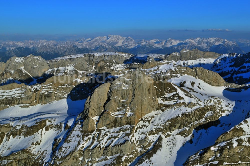 Säntis von oben - Schneeverhüllte Gebirgsmassiv- Spitze des Säntis - Berges in den Appenzeller Alpen in der Schweiz