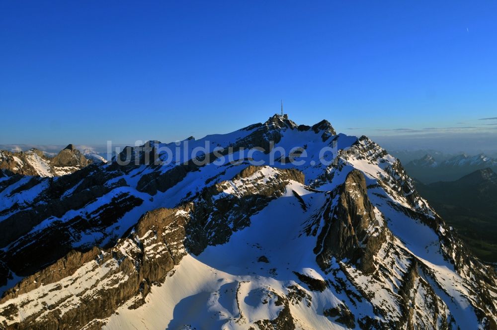 Säntis aus der Vogelperspektive: Schneeverhüllte Gebirgsmassiv- Spitze des Säntis - Berges in den Appenzeller Alpen in der Schweiz