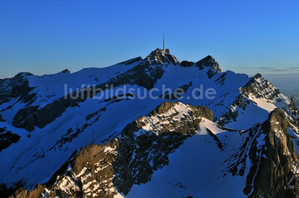 Luftbild Säntis - Schneeverhüllte Gebirgsmassiv- Spitze des Säntis - Berges in den Appenzeller Alpen in der Schweiz