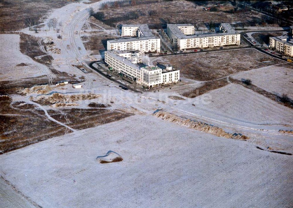 Schönefeld aus der Vogelperspektive: Schönefeld-Brandenburg Gewerbe- und Wohngebiet Roncasa der HVB Projekt GmbH westlich des S- und Fernbahnhofes Schönefeld 08