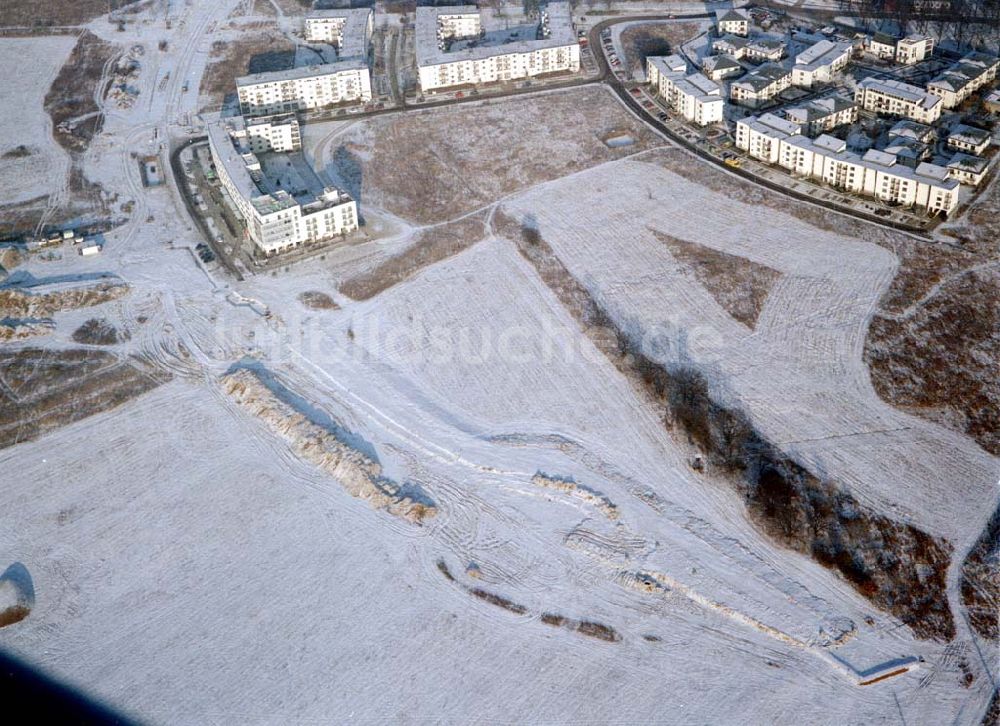 Schönefeld von oben - Schönefeld-Brandenburg Gewerbe- und Wohngebiet Roncasa der HVB Projekt GmbH westlich des S- und Fernbahnhofes Schönefeld 08