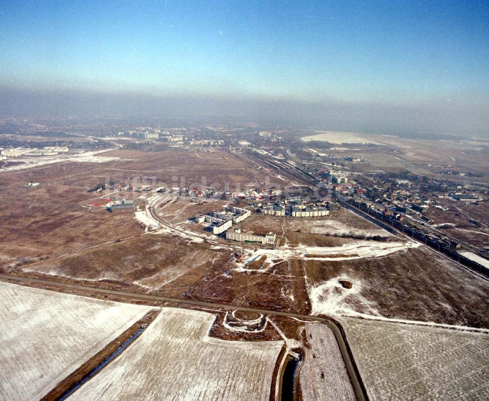 Schönefeld / BRB aus der Vogelperspektive: Schönefeld - Brandenburg Gewerbe- und Wohngebiet Roncasa der HVB Projekt GmbH westlich des S- und Fernbahnhofes Schönefeld