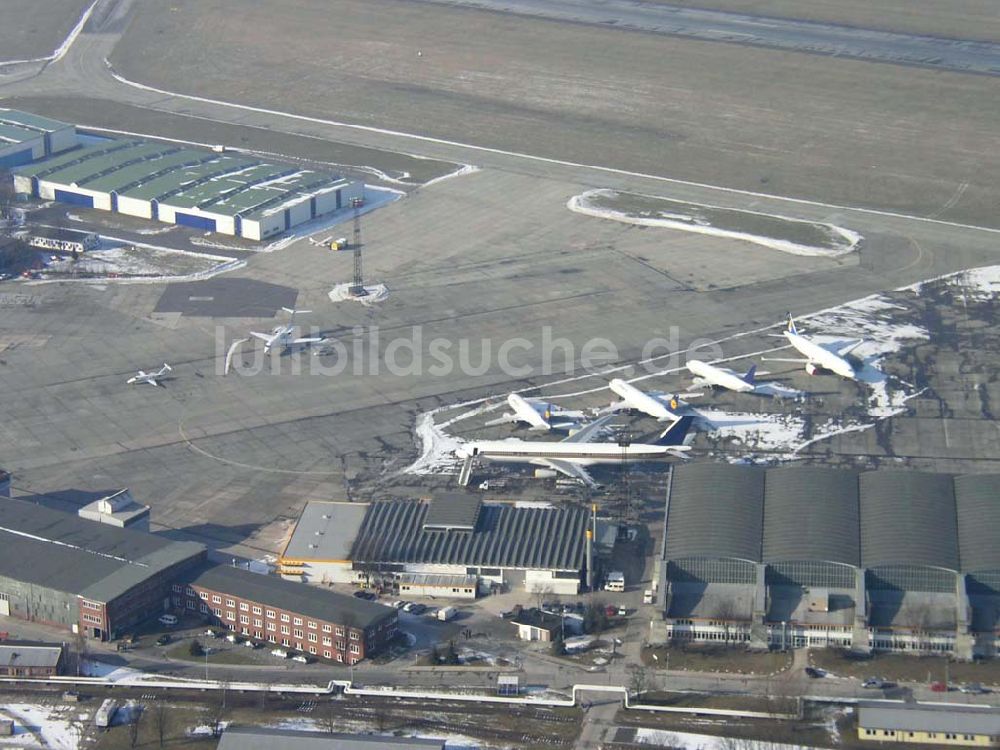 Schönefeld/Brandenburg aus der Vogelperspektive: Schönefeld 13.02.2003 Flughafen Schönefeld im Bundesland Brandenburg Pilot: Grahn