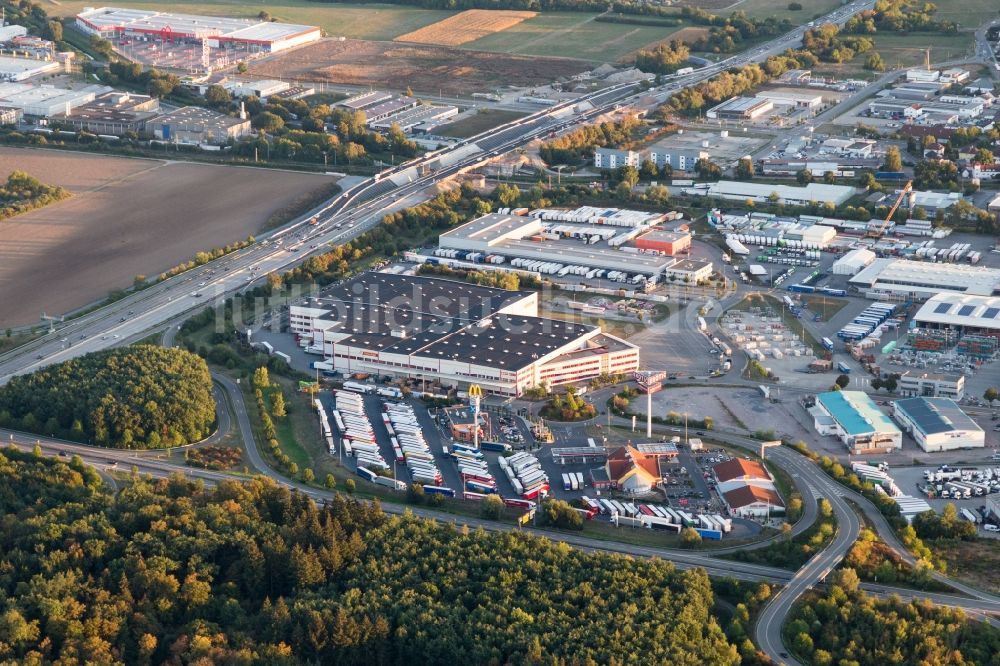 Huttenheim aus der Vogelperspektive: Schneider Betonfertigteilewerk GmbH in Huttenheim im Bundesland Baden-Württemberg, Deutschland