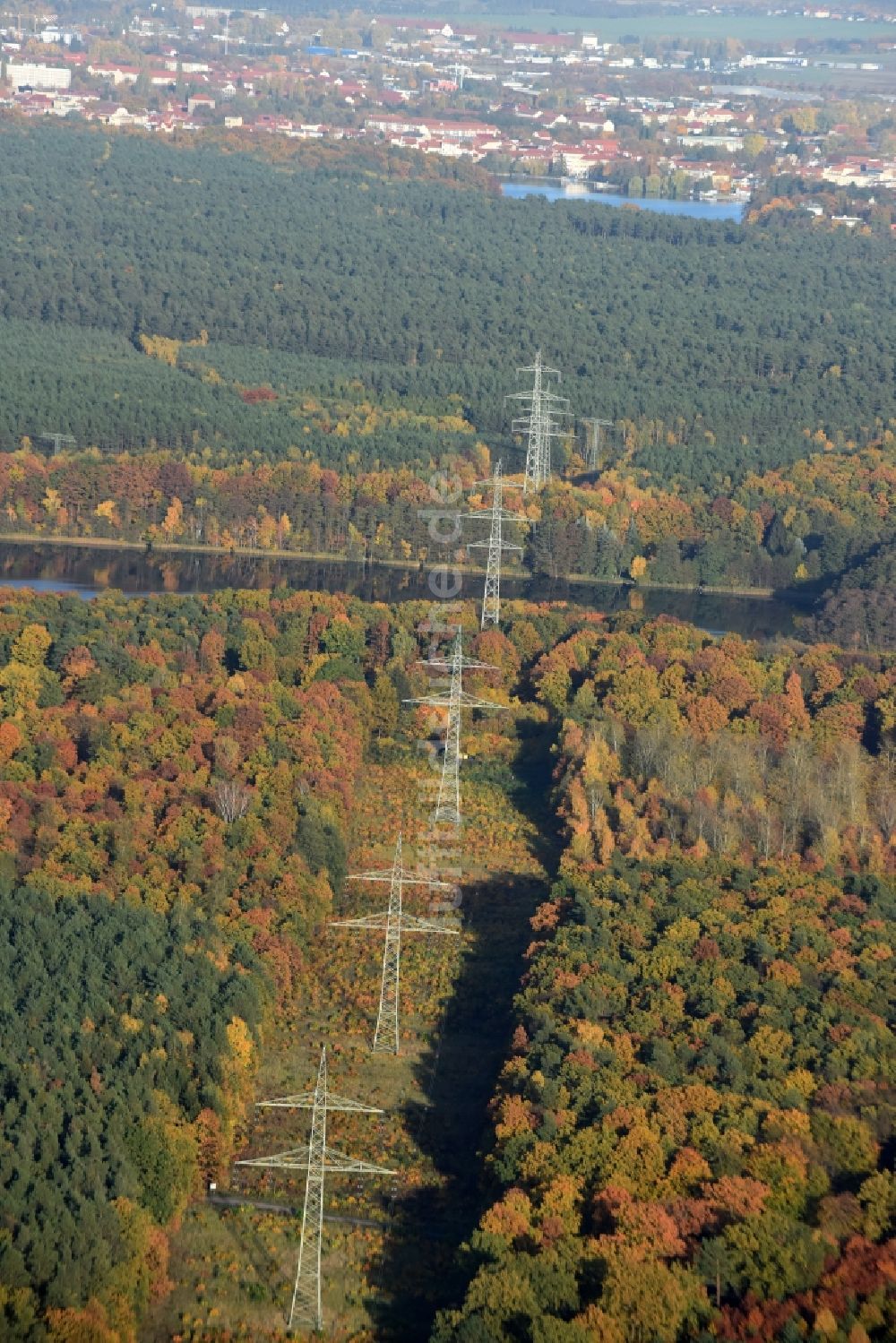 Altlandsberg von oben - Schneisen- und Streckenverlauf der Stromführungstrasse in Altlandsberg im Bundesland Brandenburg