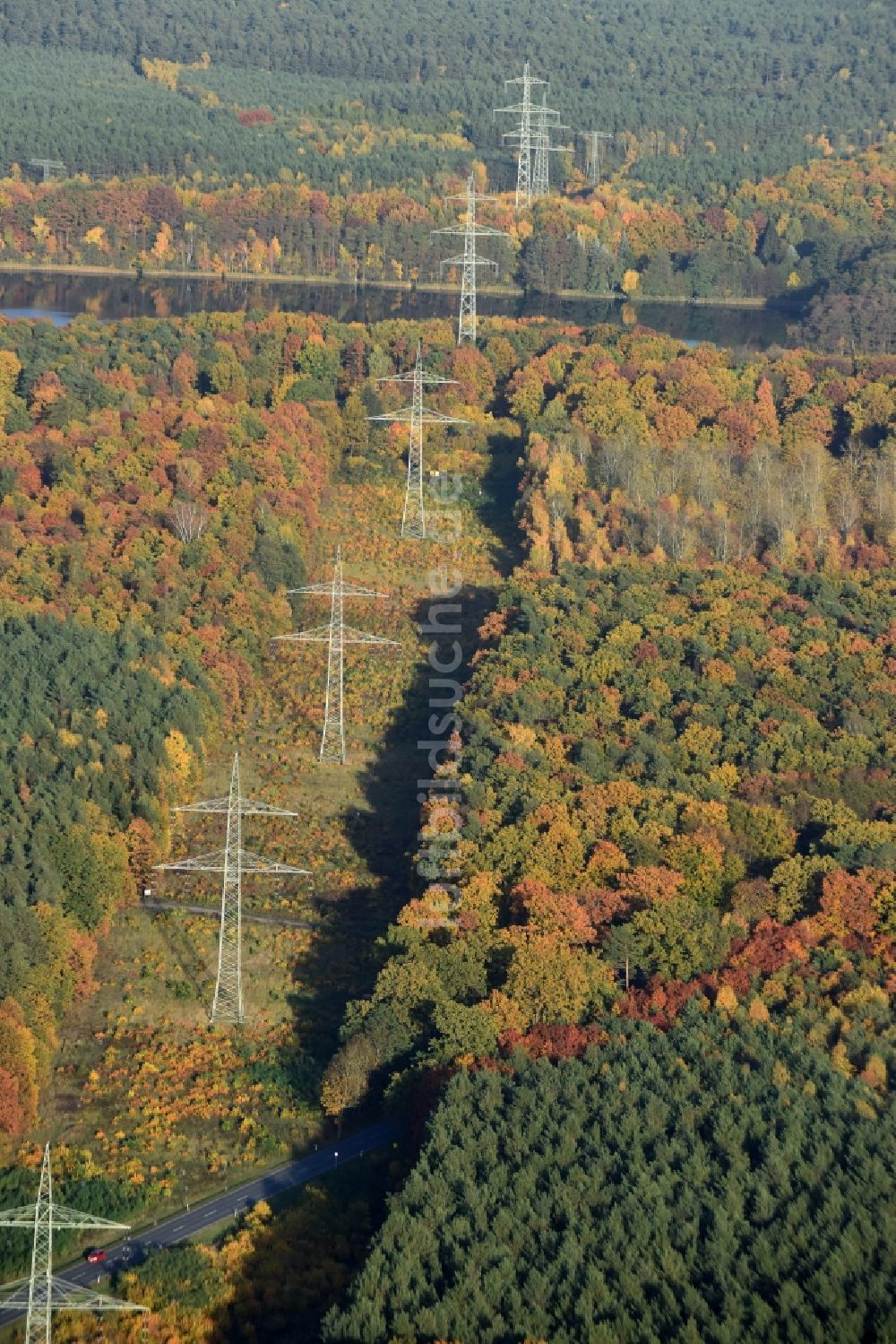 Altlandsberg aus der Vogelperspektive: Schneisen- und Streckenverlauf der Stromführungstrasse in Altlandsberg im Bundesland Brandenburg