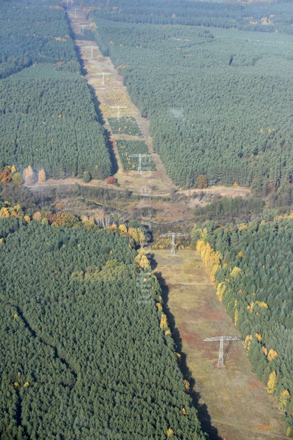 Luftbild Löcknitztal - Schneisen- und Streckenverlauf der Stromführungstrasse in Löcknitztal im Bundesland Brandenburg