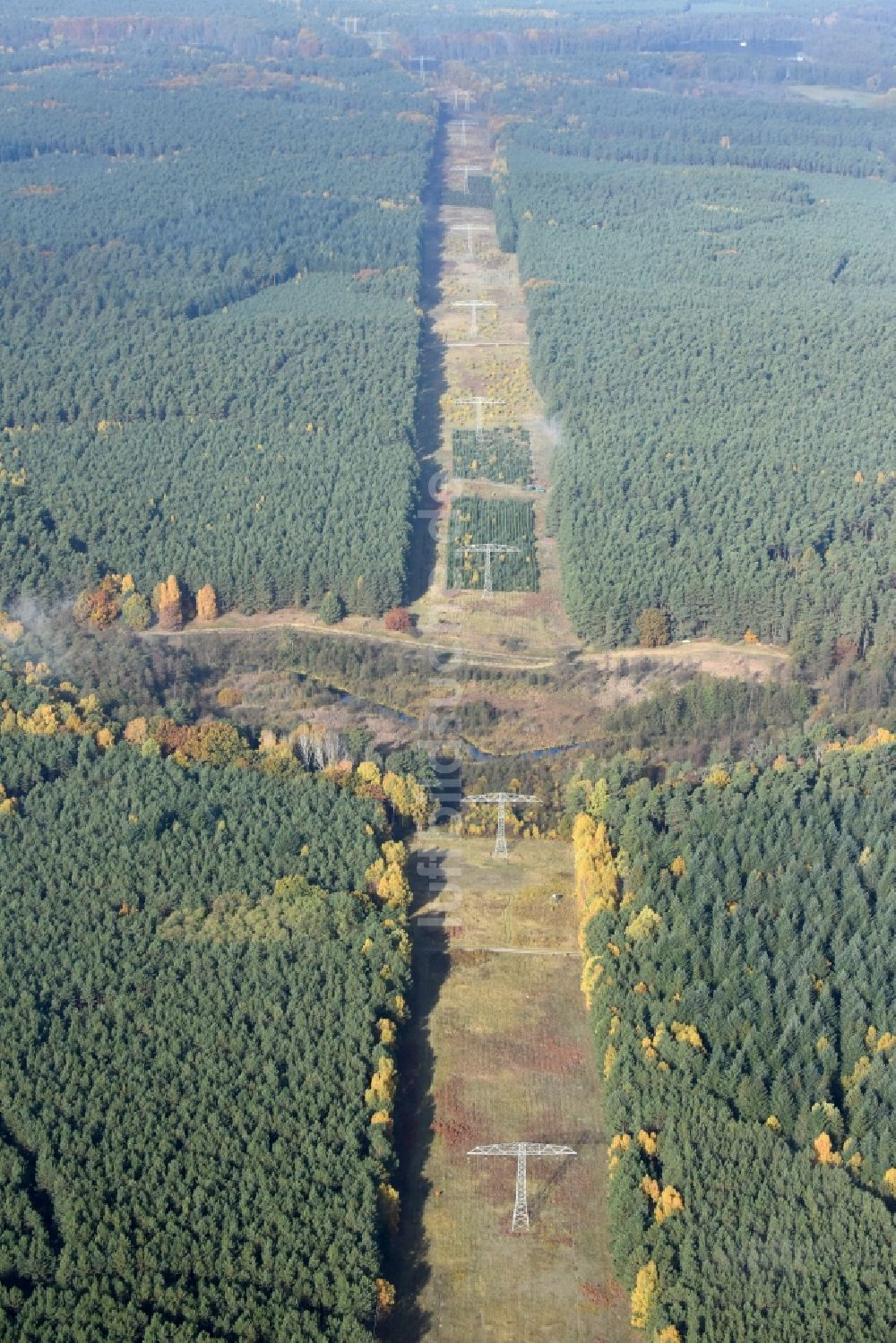 Luftaufnahme Löcknitztal - Schneisen- und Streckenverlauf der Stromführungstrasse in Löcknitztal im Bundesland Brandenburg