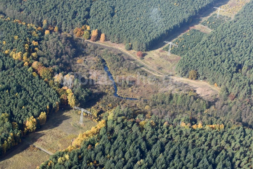 Löcknitztal aus der Vogelperspektive: Schneisen- und Streckenverlauf der Stromführungstrasse in Löcknitztal im Bundesland Brandenburg