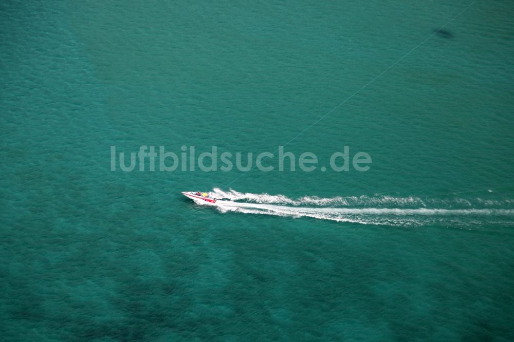 Luftaufnahme Kammala - Schnellboot in der Andamanensee vor Kammala auf der Insel Phuket in Thailand