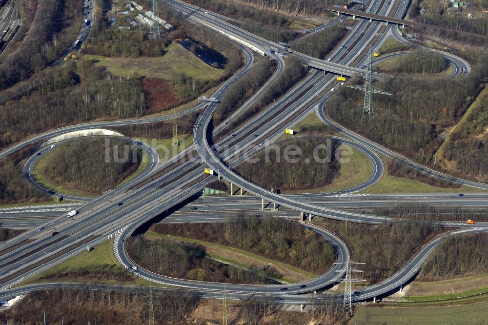 Dortmund aus der Vogelperspektive: Schnellstraße mit den Schleifen eines Spaghettiknoten B236 Brackeler Straße in Dortmund im Bundesland Nordrhein-Westfalen NRW