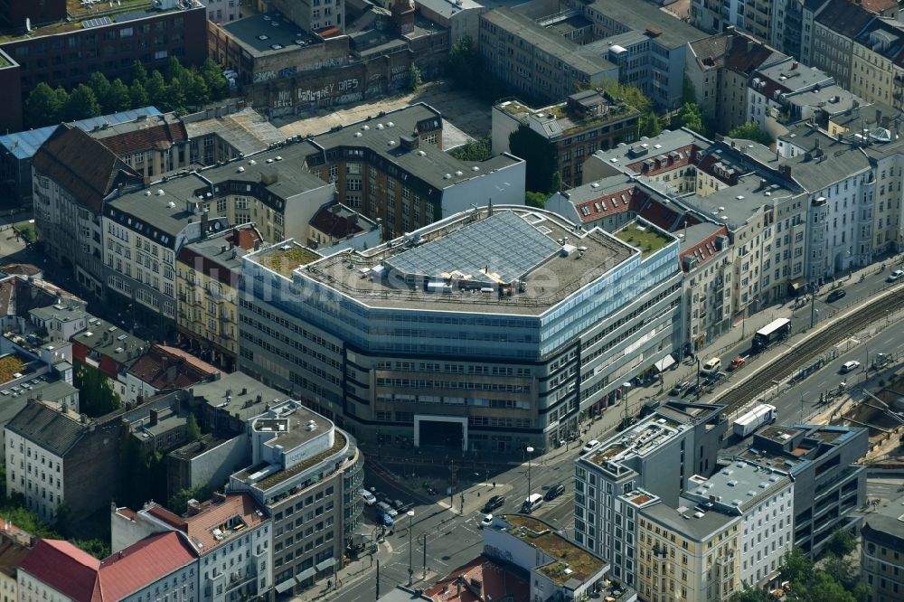 Luftbild Berlin - Schönhauser Tor in der Torstraße Ecke Schönhauser Allee im Ortsteil Pankow in Berlin, Deutschland