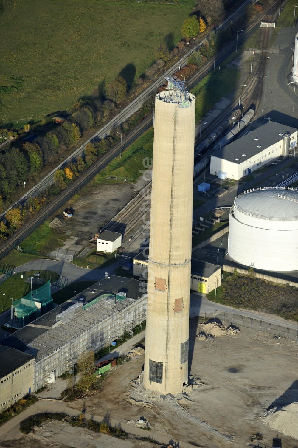 Luftbild Gera - Schornsteinabriß im einstigen Heizkraftwerk Gera-Nord