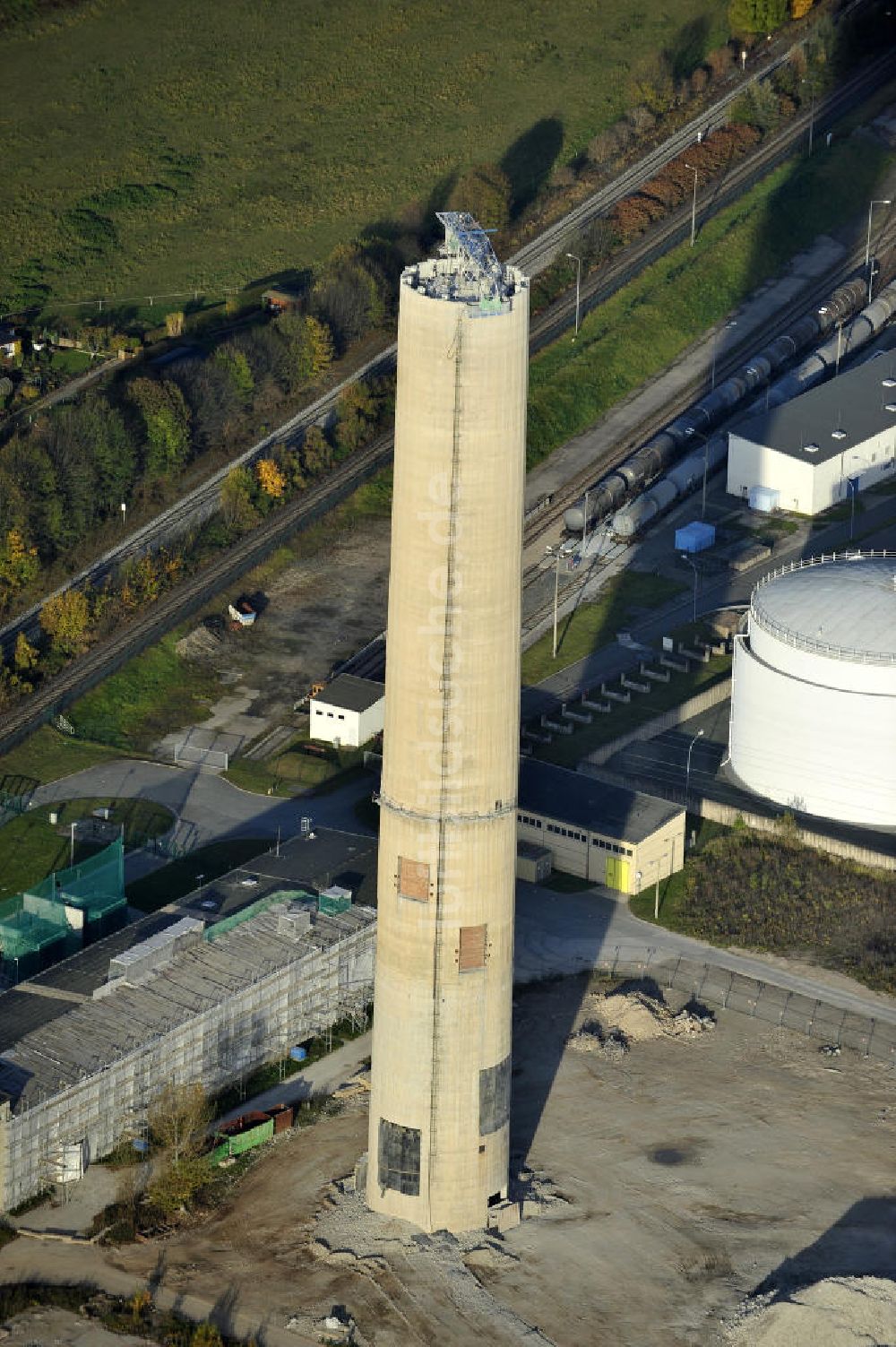 Luftaufnahme Gera - Schornsteinabriß im einstigen Heizkraftwerk Gera-Nord