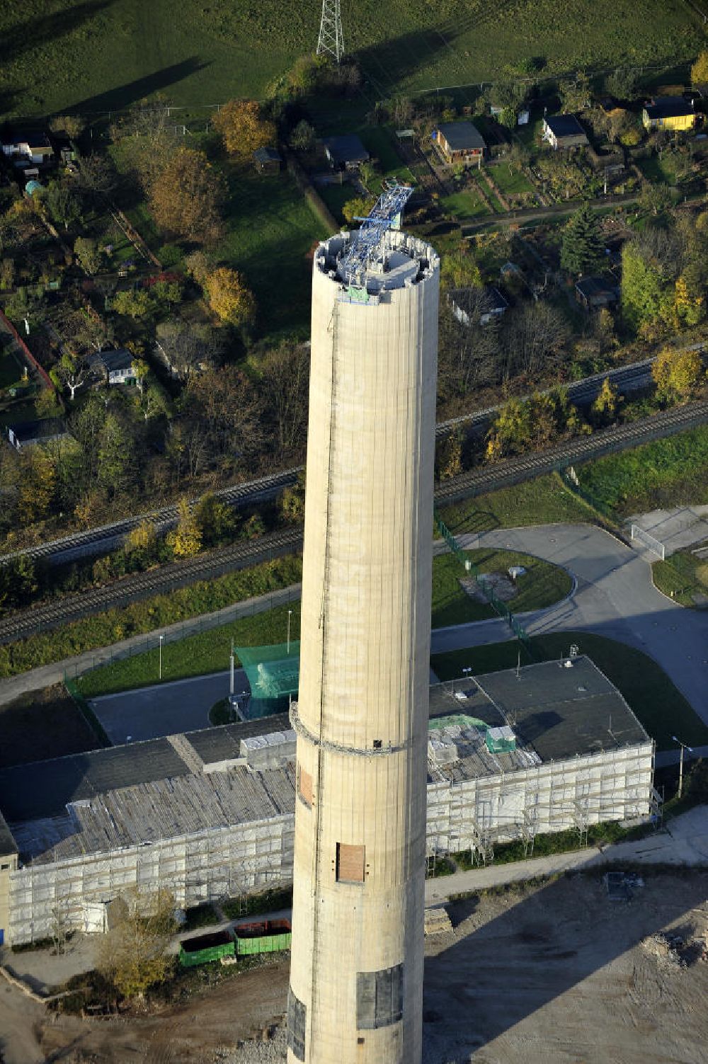 Gera von oben - Schornsteinabriß im einstigen Heizkraftwerk Gera-Nord