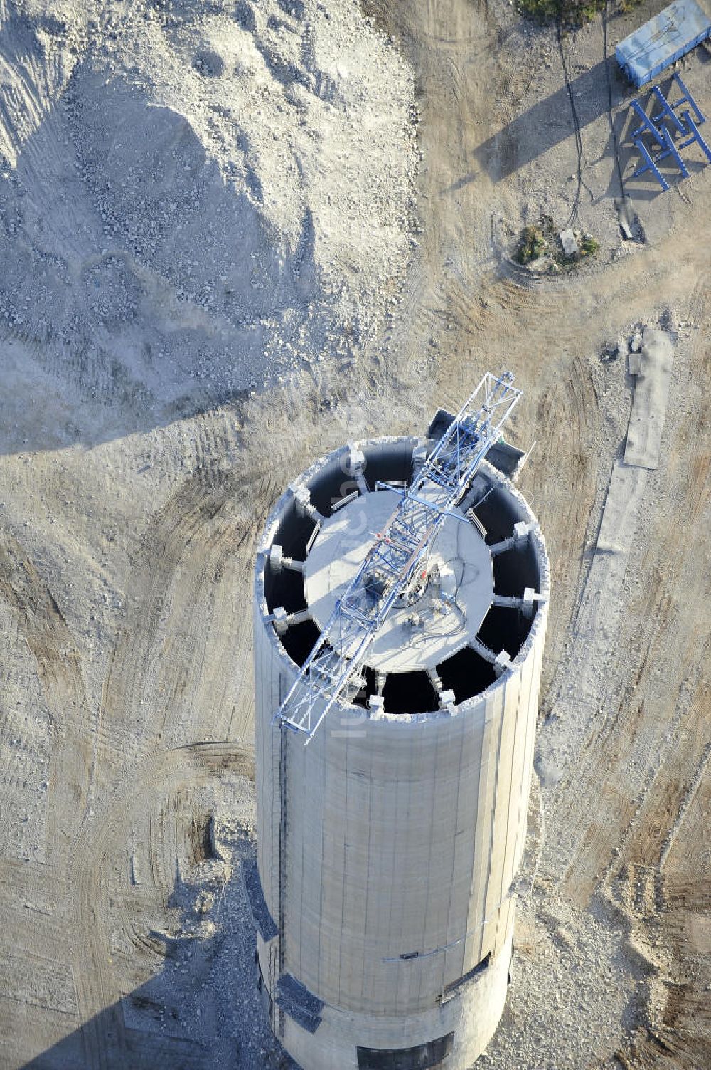 Gera aus der Vogelperspektive: Schornsteinabriß im einstigen Heizkraftwerk Gera-Nord