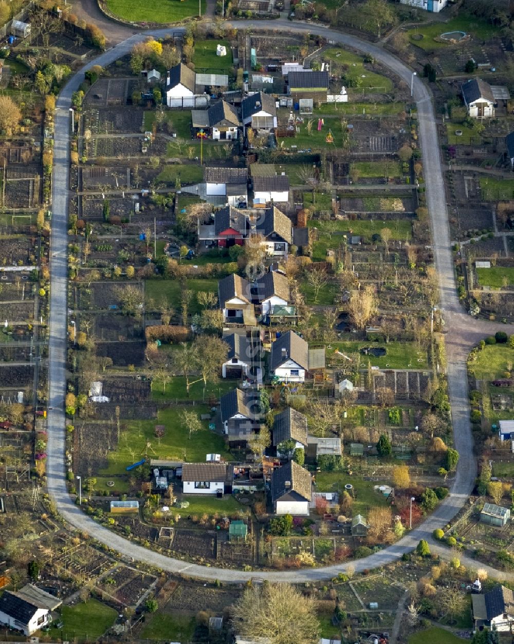 Mülheim von oben - Schrebergärten- Kreis in einer Kleingartenanlage an der Saarner Straße in Mülheim im Bundesland Nordrhein-Westfalen