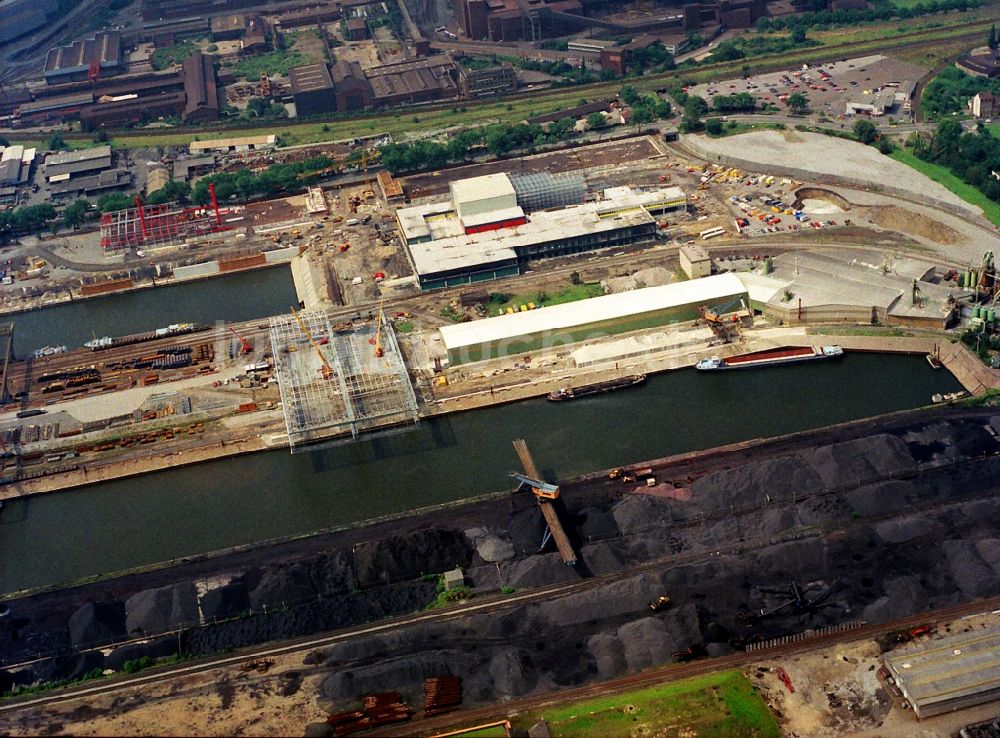 Duisburg aus der Vogelperspektive: Schüttgutverladung an den Schiffs- Anlegestellen am Binnenhafen in Duisburg im Bundesland Nordrhein-Westfalen