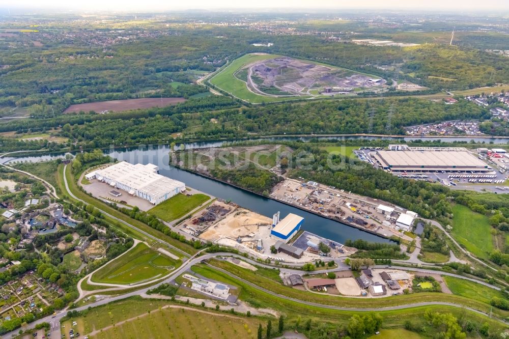 Gelsenkirchen von oben - Schüttgutverladung an den Schiffs- Anlegestellen am Binnenhafen Hafen Grimberg im Ortsteil Bismarck in Gelsenkirchen im Bundesland Nordrhein-Westfalen, Deutschland